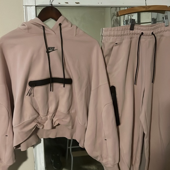 Nike~matching set. - Picture 2 of 5